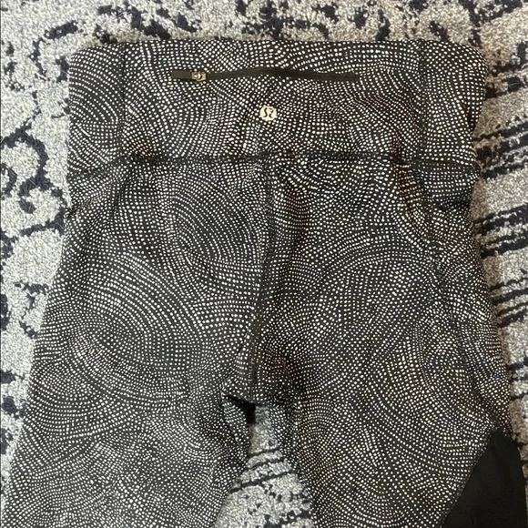 SET OF 2! Lululemon Peloton Black and White Pattern and all black Leggings sz 8 - Picture 5 of 7
